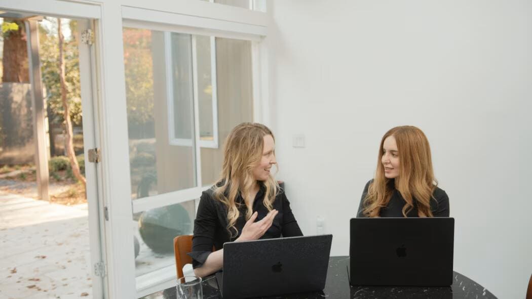 V levo Anna Goldie a vedle Azalia Mirhoseini